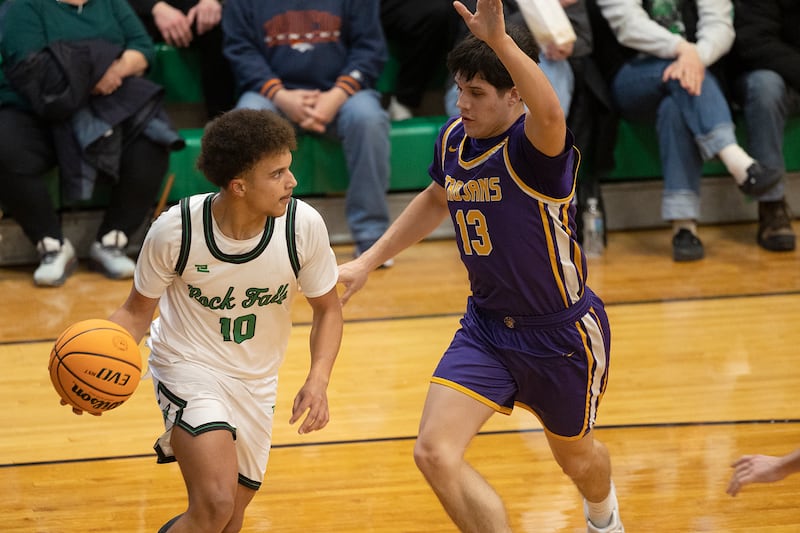 Rock Falls’ Z’Viyon Martin looks to pass against Mendota’s Oliver Munoz Monday, Dec. 15, 2025.