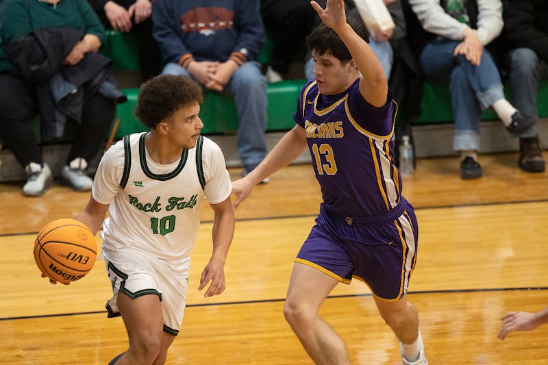 Rock Falls’ Z’Viyon Martin looks to pass against Mendota’s Oliver Munoz Monday, Dec. 15, 2025.