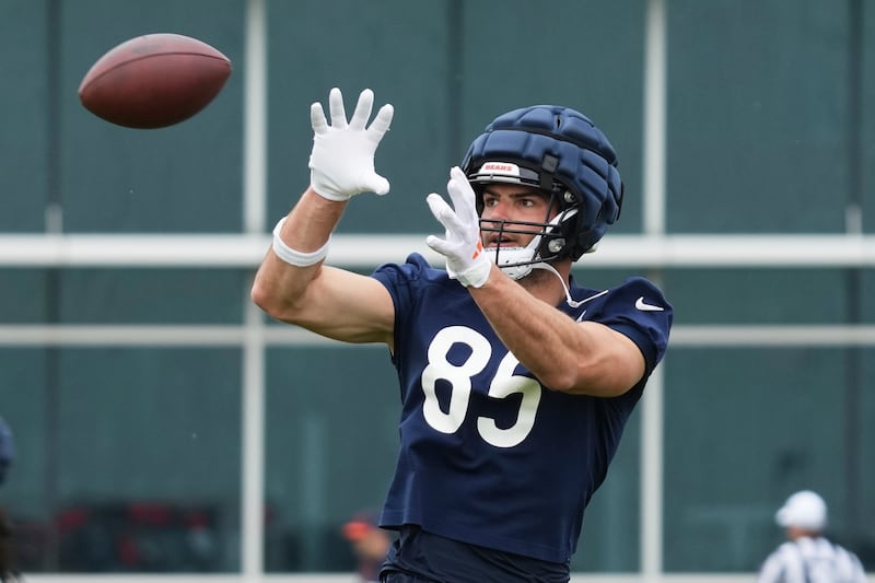 Chicago Bears tight end Cole Kmet catches a ball during NFL football practice at Halas Hall in Lake Forest, Ill., Tuesday, June 3, 2025. (AP Photo/Nam Y. Huh)