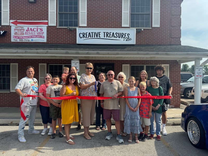 Diamond Mayor Terry Kernc, Grundy Chamber President & CEO Christina Van Yperen, Creative Treasures owners Dan and Stepanie Porterfield officially cut the ribbon for their grand opening this past summer alongside their family and friends.