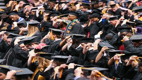 Illinois graduates face tougher job market as entry-level jobs grow harder to land