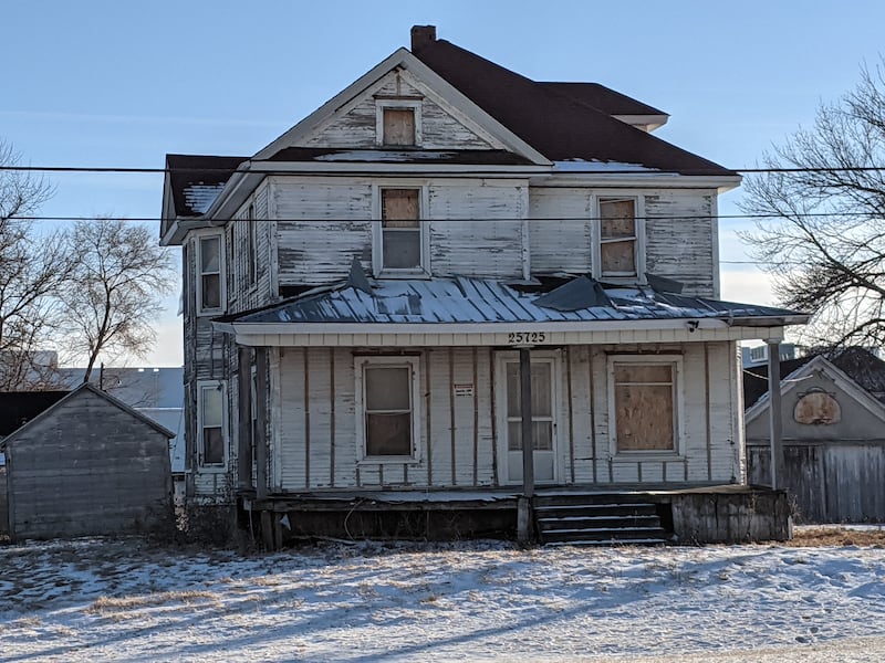The Will County Sheriff’s Office wants to put to rest social media rumors about the constant flashing lights at a boarded-up house on 143rd Street in Plainfield.
Some people have been posting videos to TikTok saying that the flashing lights are a SOS message. That is not the case, the Will County Sheriff’s Office states in a Facebook post