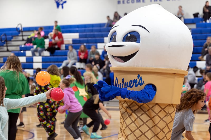 Scoopy, the Culver’s Custard mascot, helps out “Team Nice,” fight the Grinch Saturday, Nov. 23, 2024.