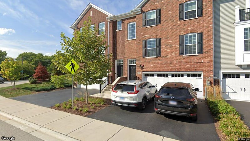 Single-family home sells in Woodridge for $465,000