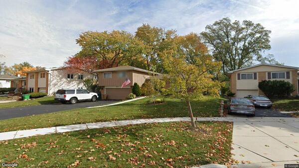 Single-family home sells in Lombard for $465,000