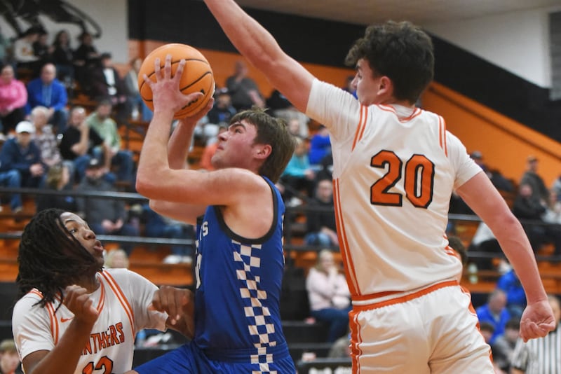 Clifton Central's Blake Chandler, center, elevates for a layup between Gardner-South Wilmington's Leondre Kemp, left, and Reed Millette during the River Valley Conference Tournament semifinals at Gardner-South Wilmington Tuesday, Feb. 10, 2026.