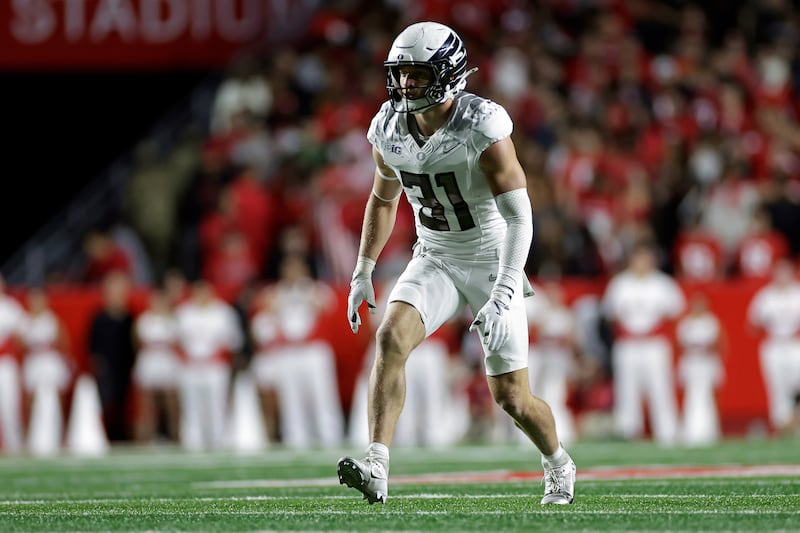 Oregon defensive back Dillon Thieneman (31) defends during the first half of an NCAA college football game against Rutgers, Saturday, Oct. 18, 2025, in Piscataway, N.J. (AP Photo/Adam Hunger)