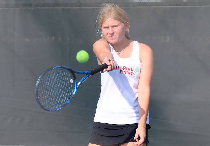 L-P's Ella Lannen returns a serve during the Class 1A girls tennis sectionals on Thursday, Oct. 16, 2025 at Ottawa High School.