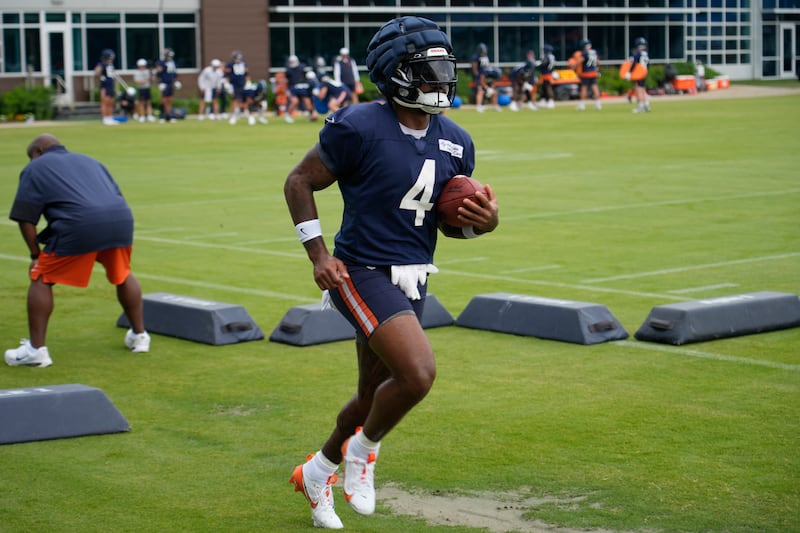 Chicago Bears running back D'Andre Swift (4) practices during Back Together training camp event for fans on Saturday, July 26, 2025, in Lake Forest, Ill. (AP Photo/David Banks)