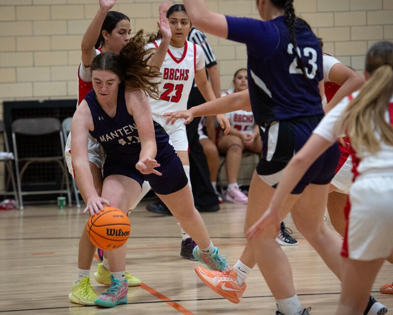 Manteno's Emily Horath, left, runs into Bradley-Bourbonnais's Abby Bonilla while trying to make a drive to the net in the Beecher Fall Classic on Tuesday, November 18, 2025.