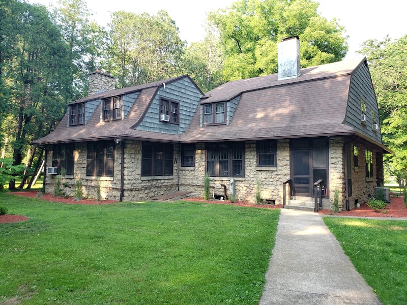 Constructed with raw materials from the park, Woodcote was designed in 1909 to harmonize with the woods.