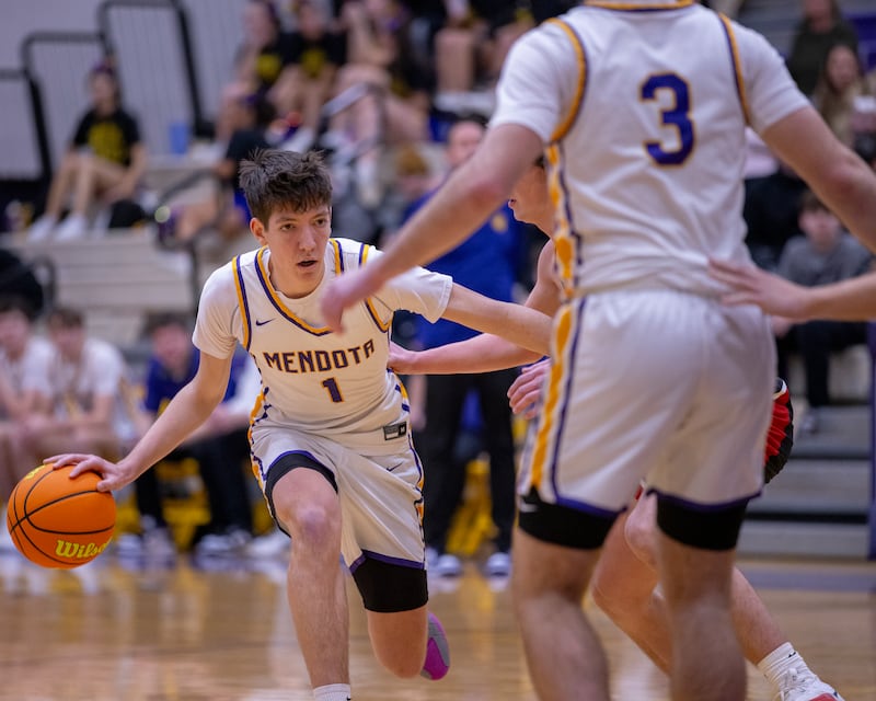 Cole Tillman of Mendota High School drives closer to the net against Hall defense during the game on January 24, 2025 at Mendota High School.