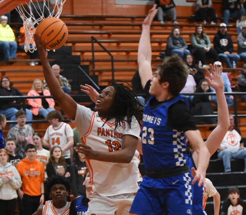 Gardner-South Wilmington's Leondre Kemp, left, attempts a layup as Clifton Central's Mayson Mitchell defends during the River Valley Conference Tournament semifinals at Gardner-South Wilmington Tuesday, Feb. 10, 2026.