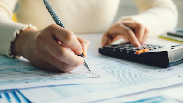 Lacon financial advisor receives financial consultant designation