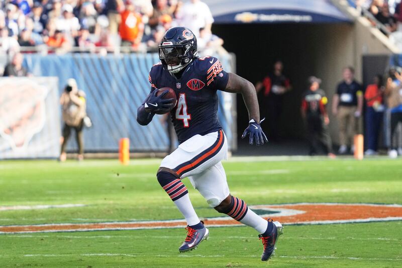 Chicago Bears running back D'Andre Swift (4) carries the ball for a long gain in the first half of an NFL football game against the Dallas Cowboys Sunday, Sept. 21, 2025, in Chicago. (AP Photo/Nam Y. Huh)