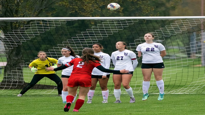 Oregon makes most of its chances to top Dixon