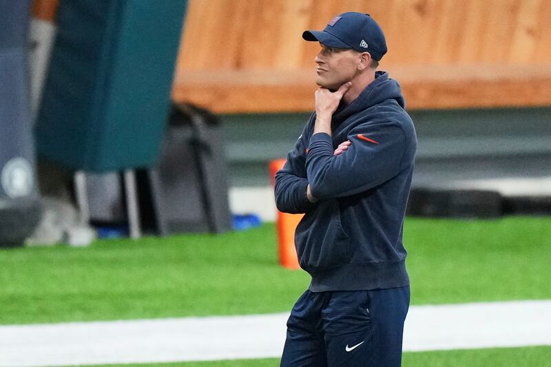 Chicago Bears head coach Ben Johnson watches players during NFL football practice in Lake Forest, Ill., Wednesday, May 21, 2025. (AP Photo/Nam Y. Huh)