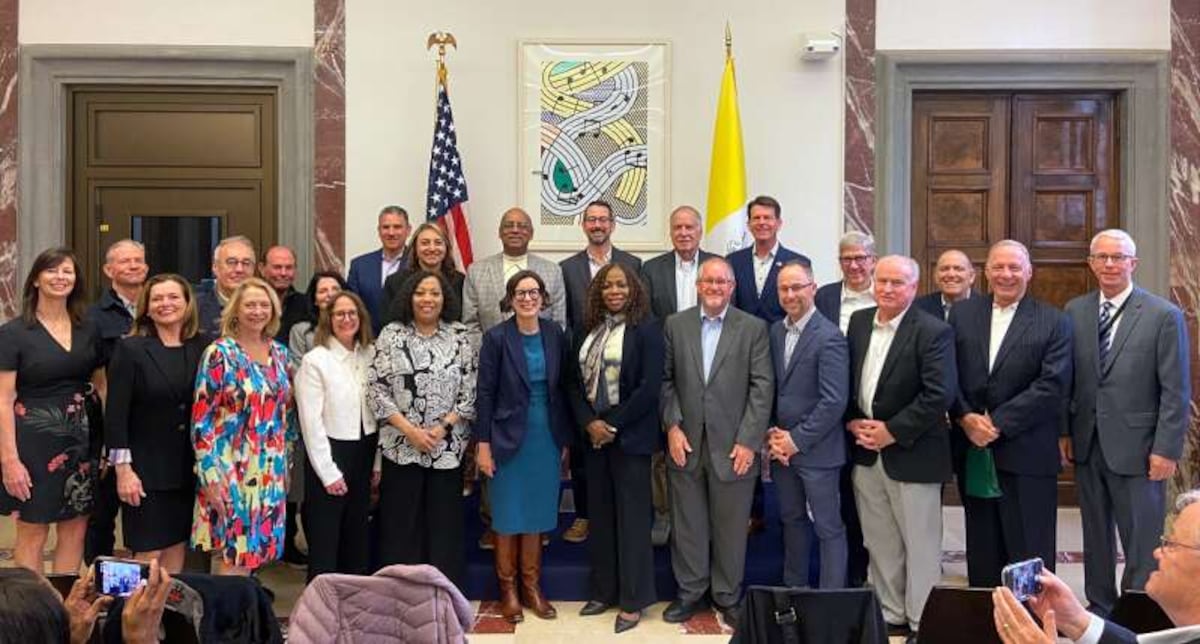 ‘Regular neighborhood guy’: Suburban mayors talk White Sox with Pope Leo XIV during Vatican trip