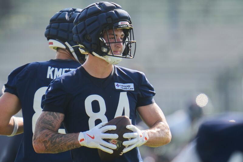 Chicago Bears tight end Colston Loveland works out during practice at NFL football training camp, Wednesday, July 23, 2025, in Lake Forest, Ill. (AP Photo/Erin Hooley)