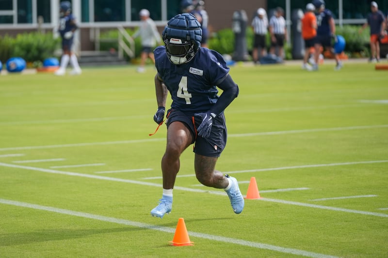 Chicago Bears running back D'Andre Swift (4) works out during practice at the team’s NFL football training camp, Thursday, July 24, 2025, in Lake Forest, Ill. (AP Photo/Erin Hooley)
