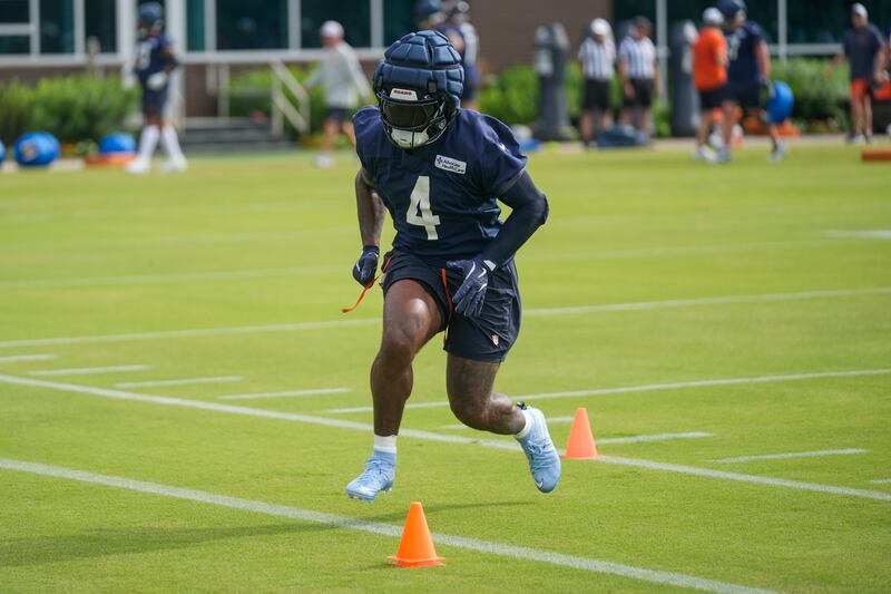 Chicago Bears running back D'Andre Swift (4) works out during practice at the team’s NFL football training camp, Thursday, July 24, 2025, in Lake Forest, Ill. (AP Photo/Erin Hooley)