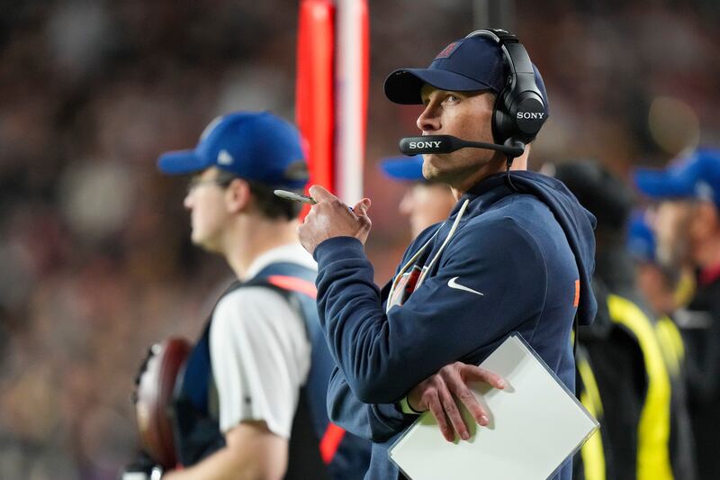 Chicago Bears head coach Ben Johnson directs his team during the first half of an NFL football game against the Washington Commanders, Monday, Oct. 13, 2025, in Landover, Md. (AP Photo/Stephanie Scarbrough)