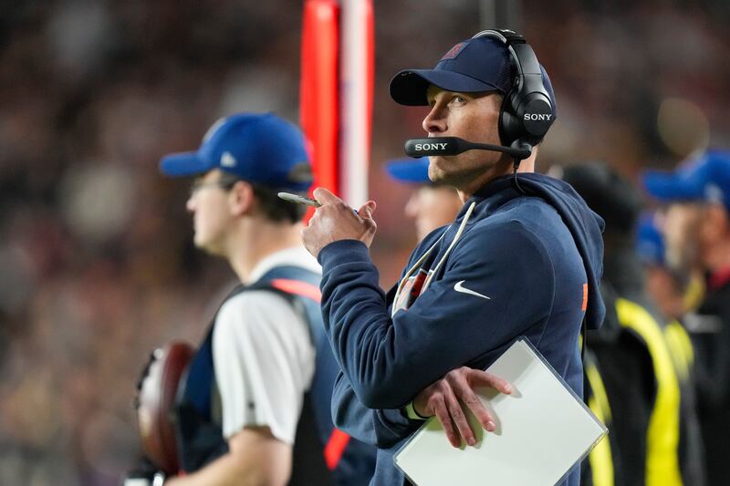 Chicago Bears head coach Ben Johnson directs his team during the first half of an NFL football game against the Washington Commanders, Monday, Oct. 13, 2025, in Landover, Md. (AP Photo/Stephanie Scarbrough)