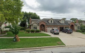Single-family home sells in Downers Grove for $725,000