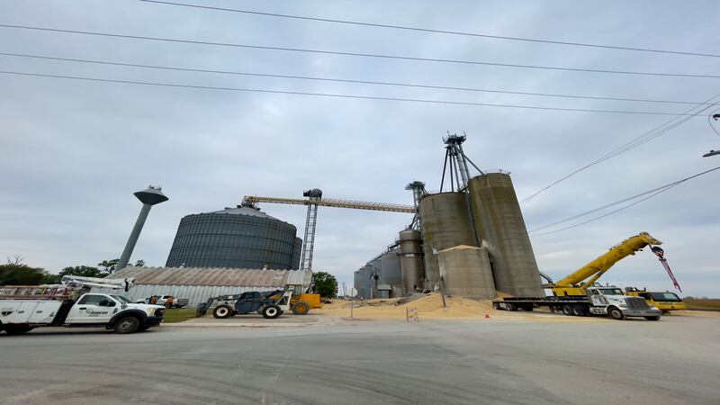 Grain bin collapses in Martinton