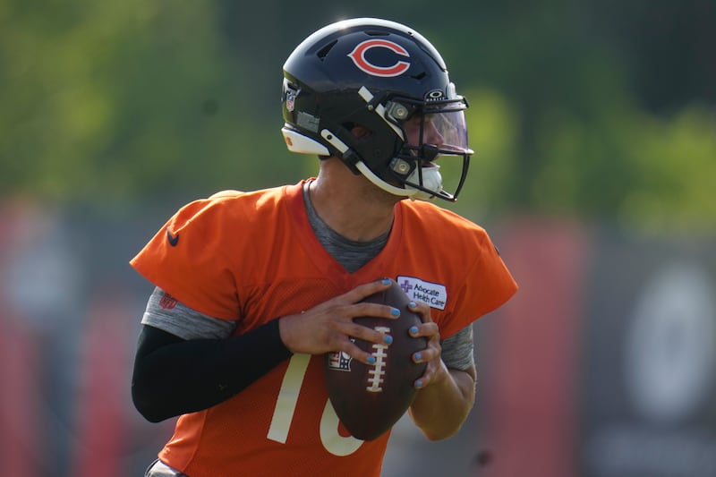 Chicago Bears quarterback Caleb Williams (18) works out during practice at the team’s NFL football training camp, Wednesday, July 23, 2025, in Lake Forest, Ill. (AP Photo/Erin Hooley)