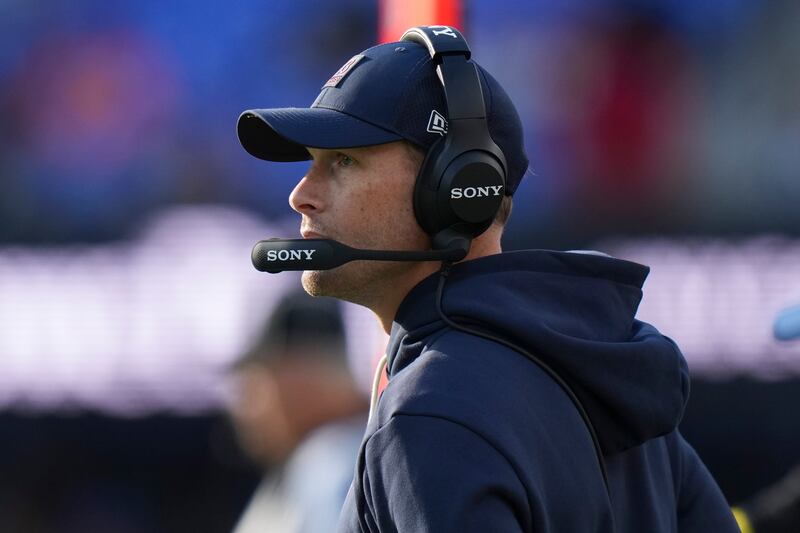 Chicago Bears head coach Ben Johnson watches the end of an NFL football game against the Baltimore Ravens, Sunday, Oct. 26, 2025, in Baltimore. (AP Photo/Stephanie Scarbrough)