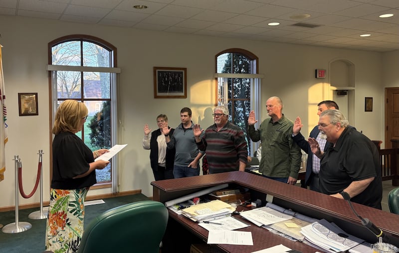 Spring Valley Mayor Melanie Malooley Thompson administers the oath of office to new City Council members Ed Jauch, Jake Kelley, Chris Affeldt and David Pellegrini during the council meeting on Monday, April 21, 2025.