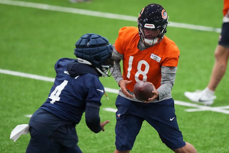 Chicago Bears quarterback Caleb Williams, right, works with running back D'Andre Swift during NFL football practice in Lake Forest, Ill., Wednesday, May 21, 2025. (AP Photo/Nam Y. Huh)