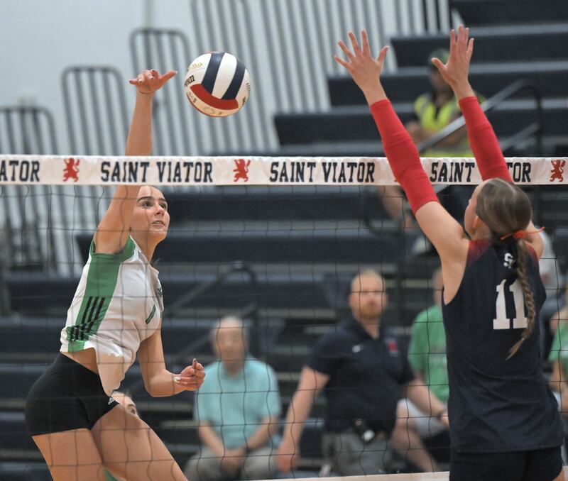 York’s Amalia Toliopoulos takes a shot toward Saint Viator’s Erin Lynch in a girls high school Top 20 villeyball match in Arlington Heights on Thursday, Sept. 18, 2025.