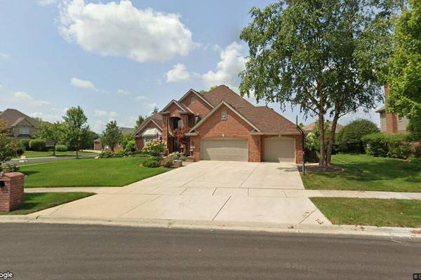 Single-family home sells in Orland Park for $715,000