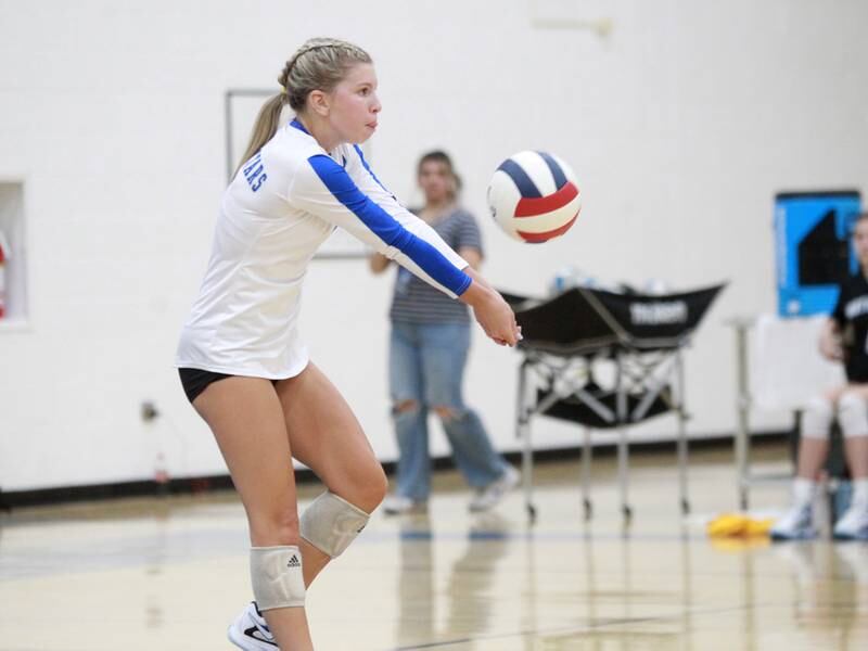 St. Charles North's Meg Kalenowski (5) returns the ball during a game against Oswego Wednesday, Sept. 18, 2024 at St. Charles North.
