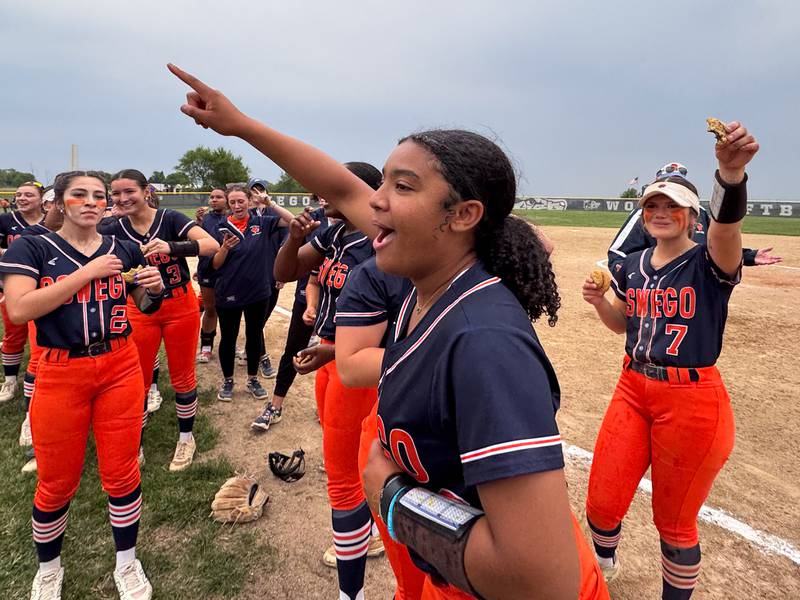 Oswego’s Jaelynn Anthony (20) thanks the fans after defeating Neuqua Valley to win the  a Class 4A Oswego East Regional Softball Final at Oswego East High School on Friday, May 30, 2025.