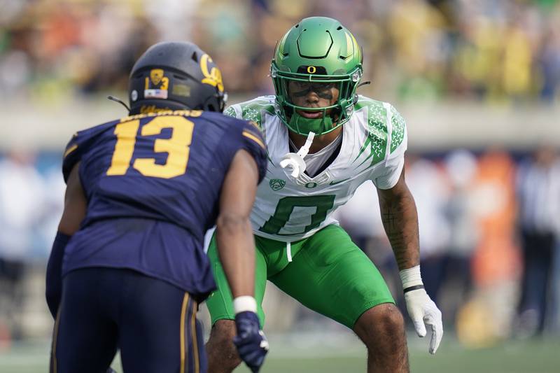 Oregon defensive back Christian Gonzalez covers California safety Miles Williams during the 2022 season.