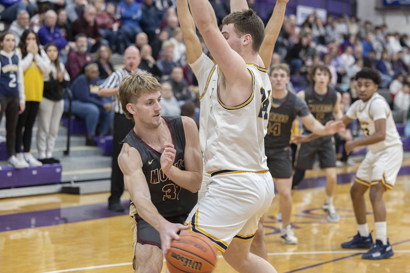 Morris’ Jonah Williams makes a pass against Sterling’s Lucas Austin Wednesday, Feb. 22, 2023 in the 3A sectional semifinal game.