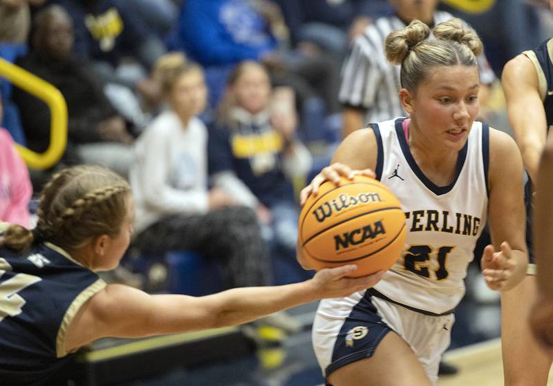 Sterling’s Jae James handles the ball against Knoxville Tuesday, Nov. 19, 2024, at Sterling High School.