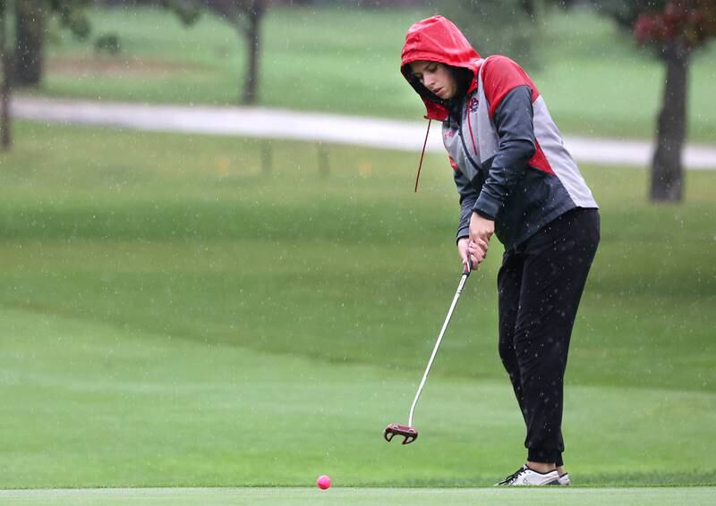 Ottawa’s Marlie Orlandi putts on the second green Tuesday, Sept. 24, 2024, during the Interstate 8 girls golf tournament at the Sycamore Golf Club.