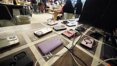 Pritzker wants Illinois to be latest state to ban cellphones in classroom