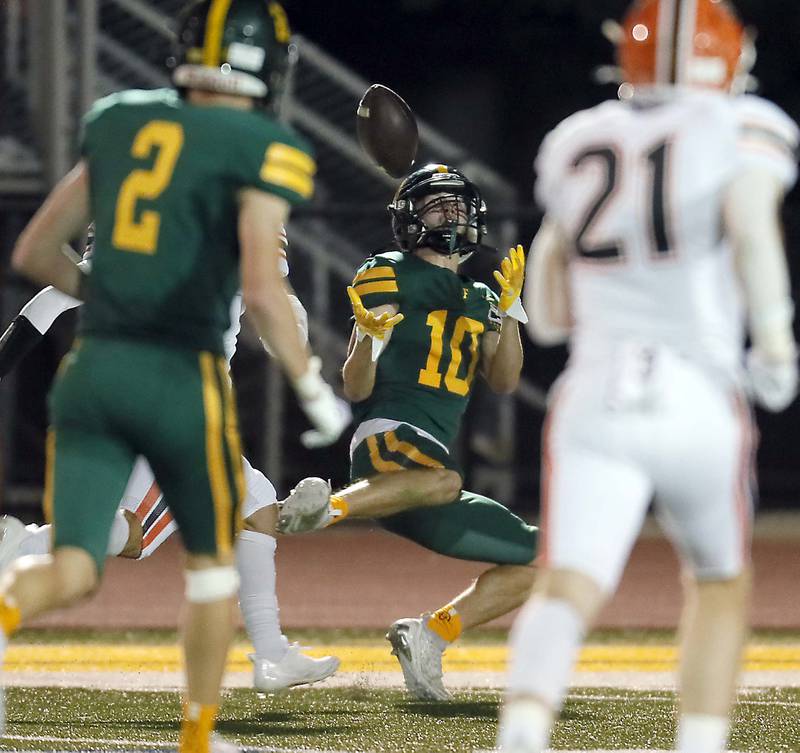 Fremd's Brennan Saxe (10) pulls in a long pass Friday September 1, 2023 in Palatine.