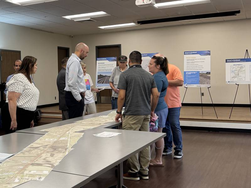 Representatives from IDOT discuss the railroad project with Braidwood residents.