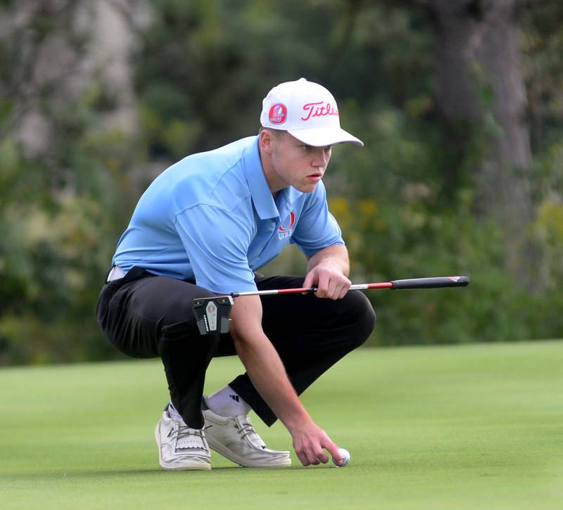 Oregon's Tucker O'Brien lines up a putt on Wednesday, Sept. 3, 2025 during a match with Rochelle at Silver Ridge Golf Course.