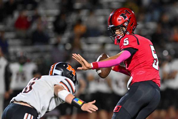 Malik Carter throws 5 TDs, Huntley tops McHenry to keep playoff hopes alive 