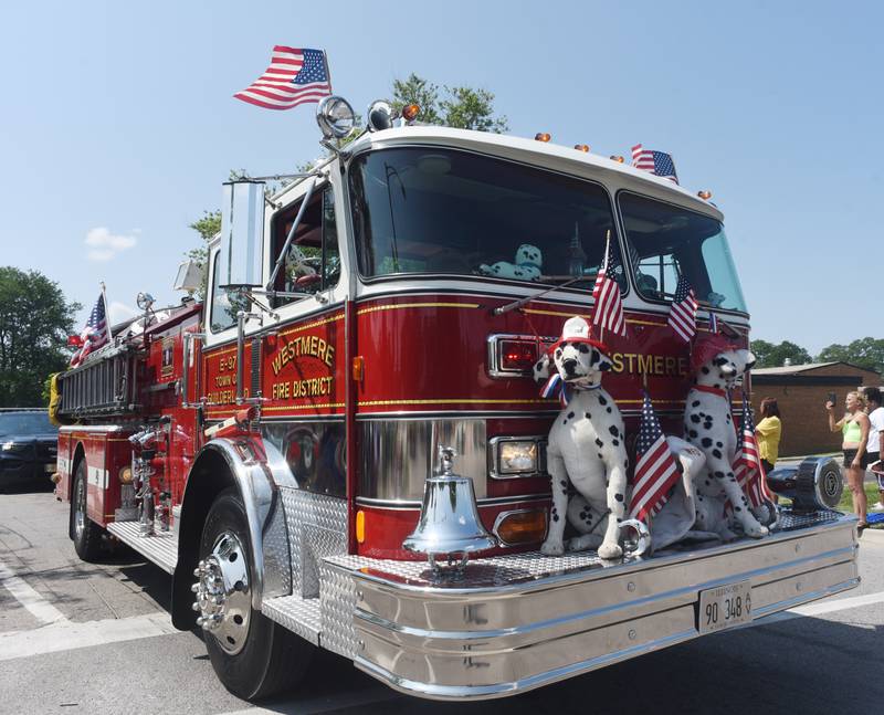 Joe Lewnard/jlewnard@dailyherald.com
Stuffed dalmations adorn the front of the Northern Illinois Fire Museum’s classic fire engine during the Algonquin Founders Day parade Saturday.