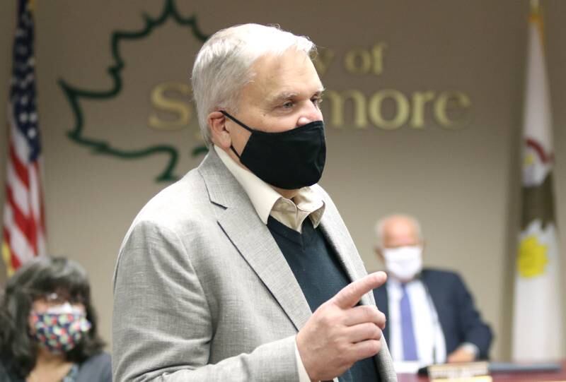 Sycamore Mayor-Elect Steve Braser introduces some of his family members in attendance at Monday night's City Council meeting at Sycamore Center.