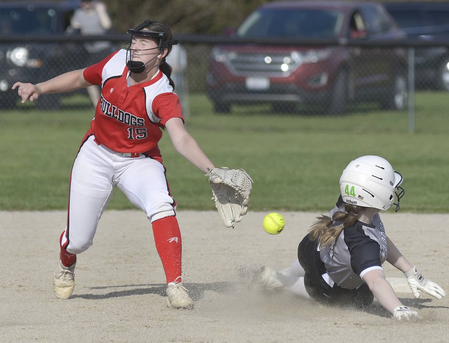 Streator’s Caitlin Talty (15) tries to grab a wide throw as Woodland/Flanagan-Cornell’s Kaylee Henert slides in safely at second for a stolen base Thursday, April 24, 2025, at Woodland School.
