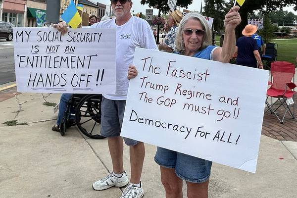 Hot temps fail to dampen Oregon rally against Trump policies, executive orders